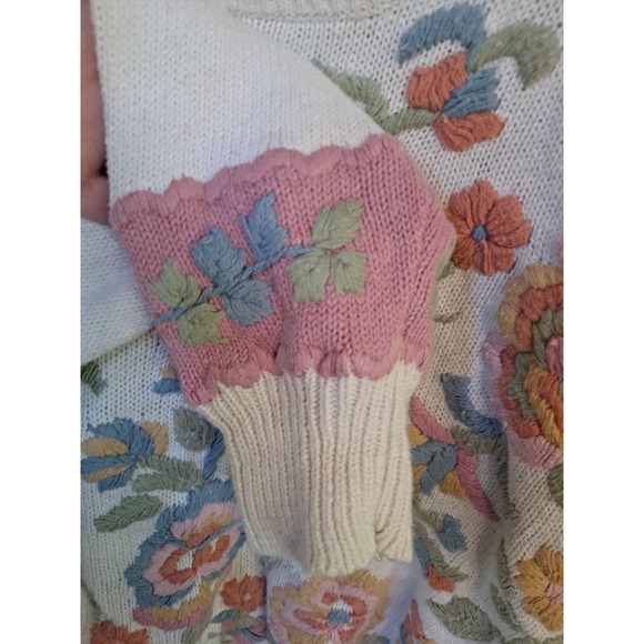 Embroidered Floral Colorful Crew Neck‎ Sweater - Picture 5 of 8